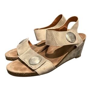 Taos Carousel 2 Tan Wedge Sandals Women’s Size 8 8.5 Corked Sandals